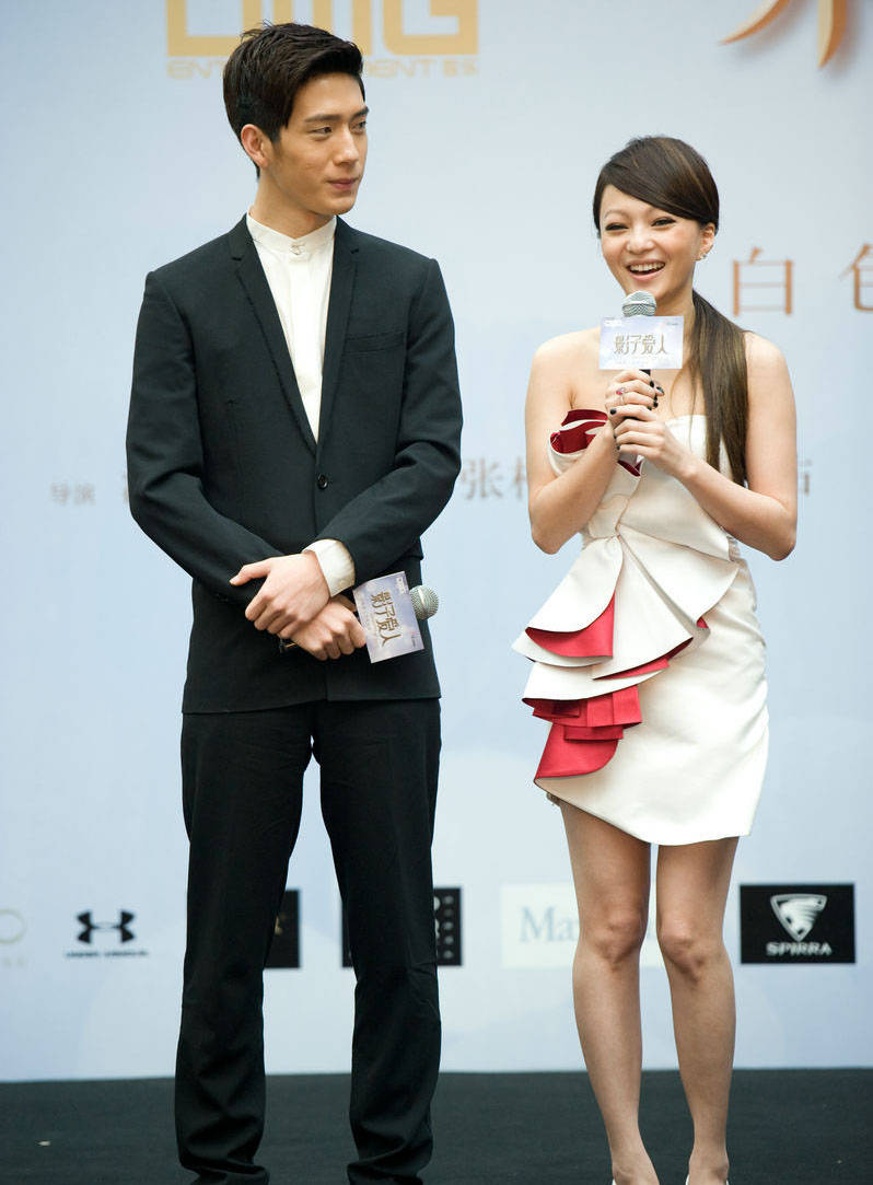 原创景甜和张韶涵合影,气质差距太明显,网友:"赢了气场输了气质"