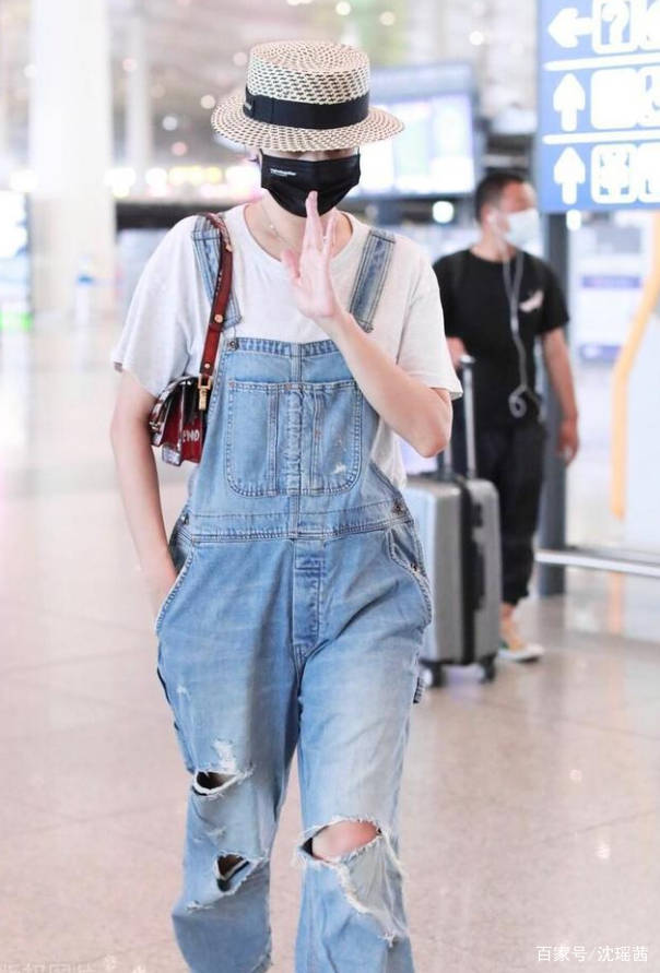 姐妹|宋佳穿搭太会“装嫩”了,用白T恤搭配破洞牛仔裤,就像17岁少女