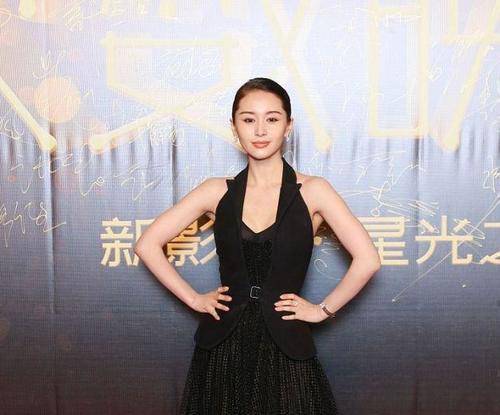 女生|王子文恋爱后状态太赞，酒红色暗纹长裙都HOLD得住，气质冷峻动人