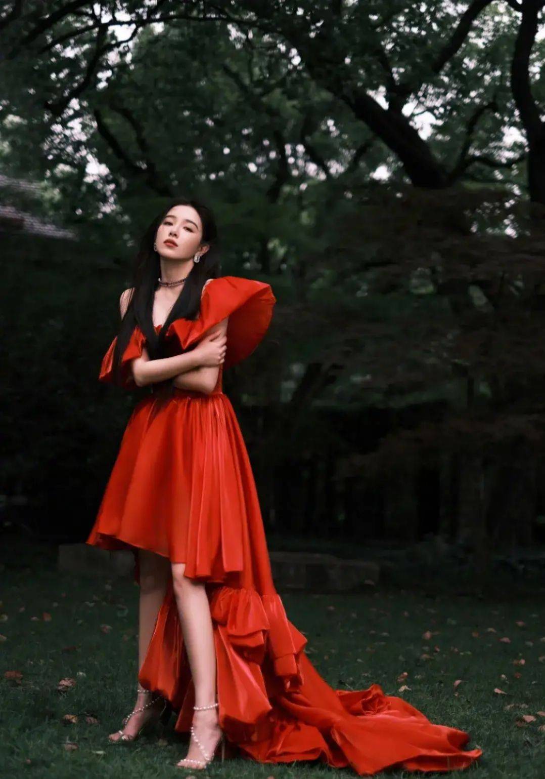 阚清子|阚清子风格大变,穿大红色连衣裙眼神高冷,黑长直造型太惊艳
