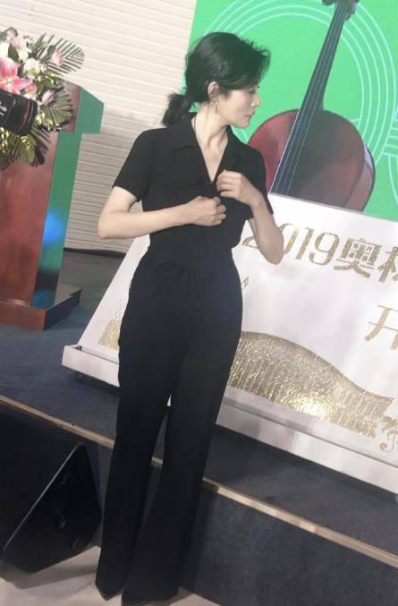 举动|51岁周涛穿黑色套装腰身曼妙，皮肤白嫩好年轻，气质举动宛如少女