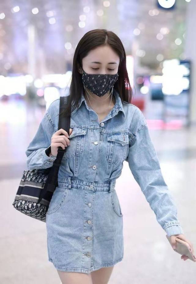 短裙|刘芸奔4了还是好年轻，穿短牛仔裙配皮靴好时髦，这状态气质完全不输小姑娘