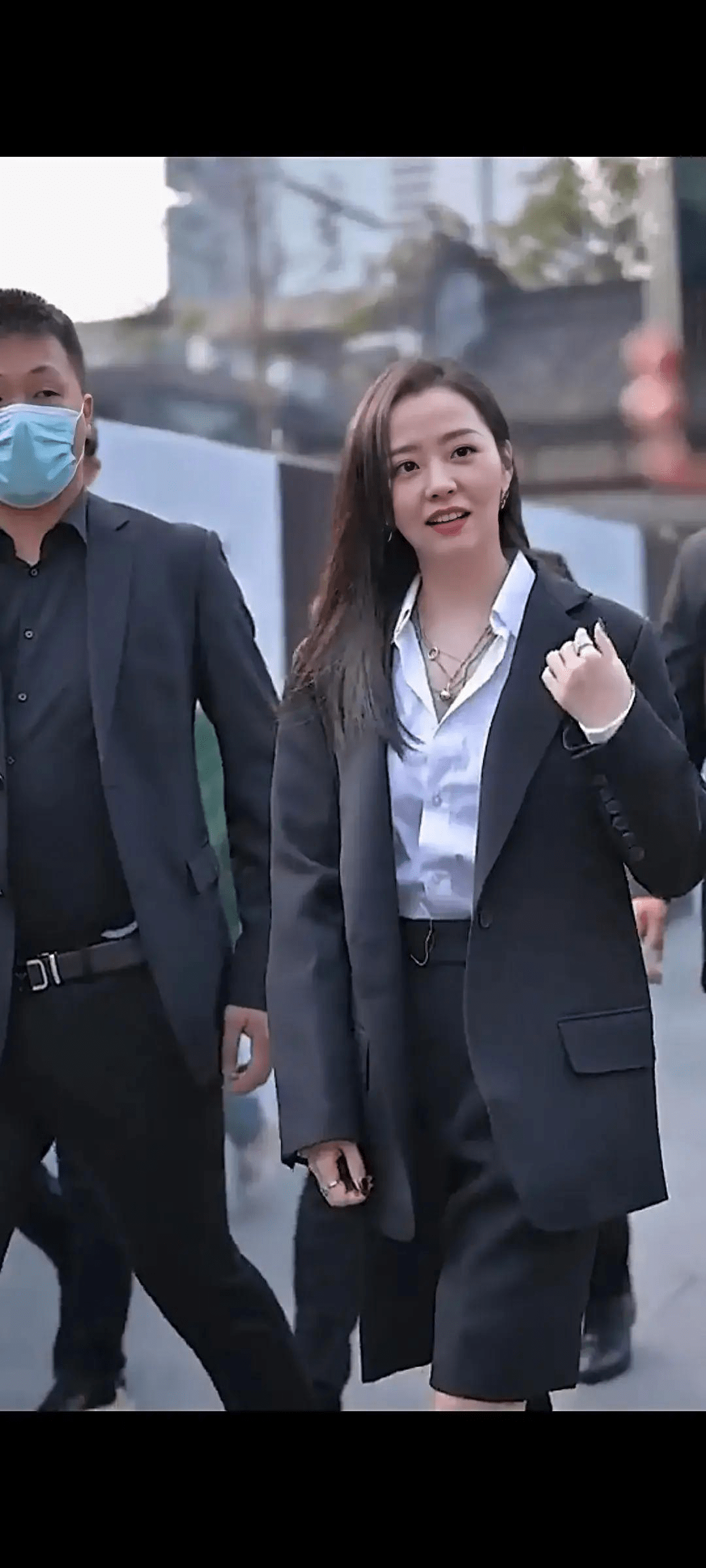 个性|张靓颖罕见露面，瘦下来变得好洋气，穿西装配五分裤竟这么好看！