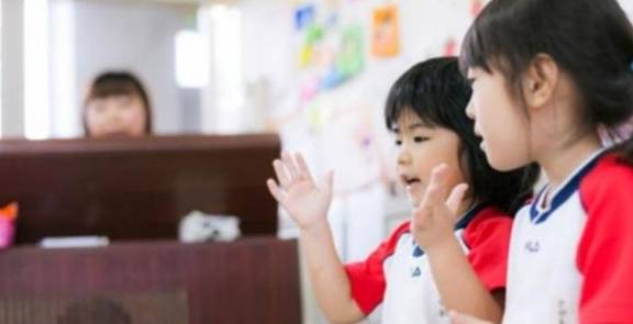 同学|“贪睡宝宝”午睡赖床，老师同学轮番上阵叫起床，网友：有排面