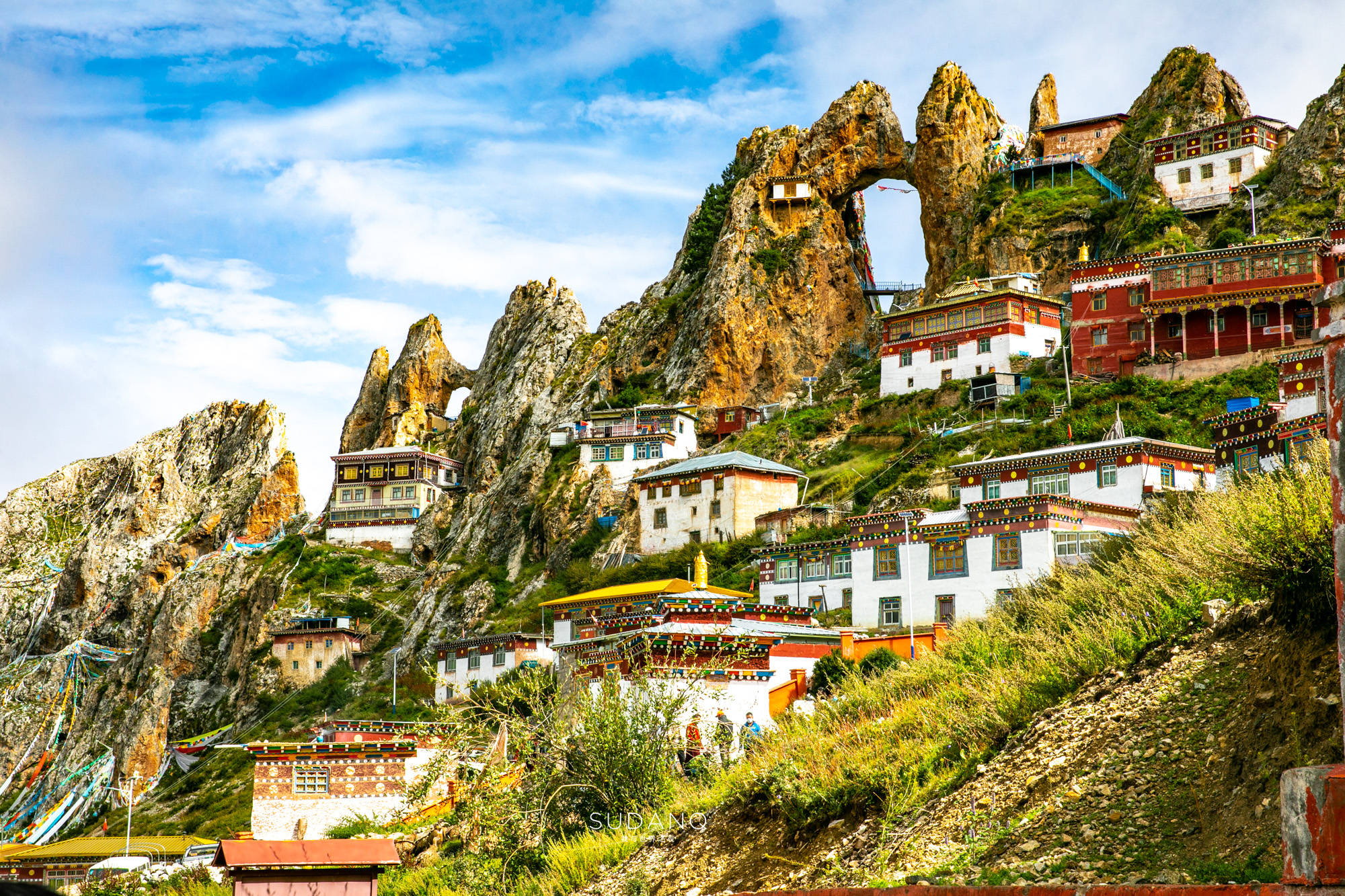 孜珠寺位于昌都丁青县的孜珠山上,是西藏海拔最高的寺院之一,也是雍仲