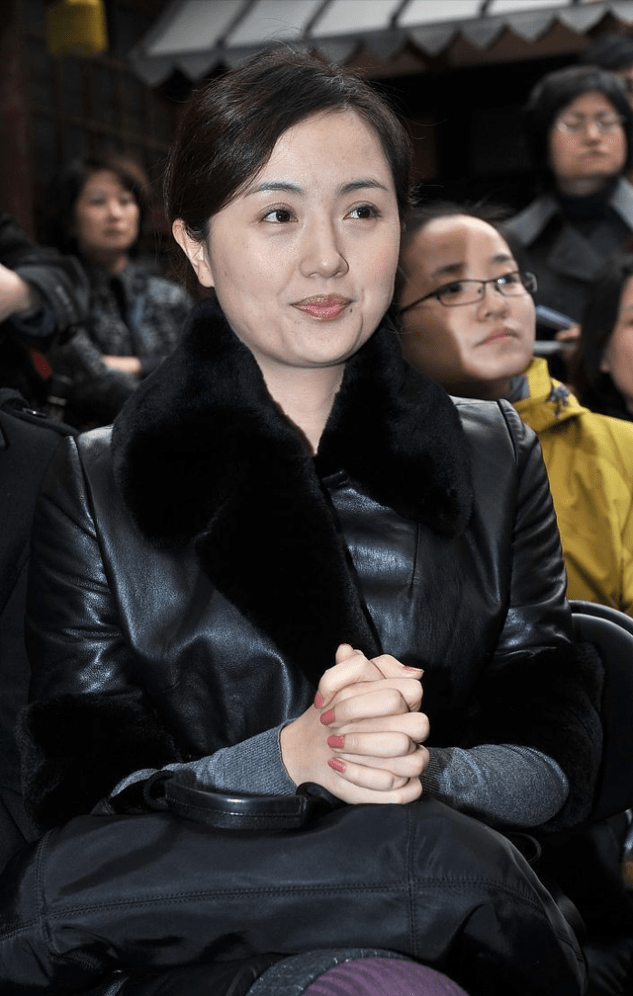 黑色|陈小艺穿搭最不做作,黑色上衣配长裤,有身材却不喜欢秀出来