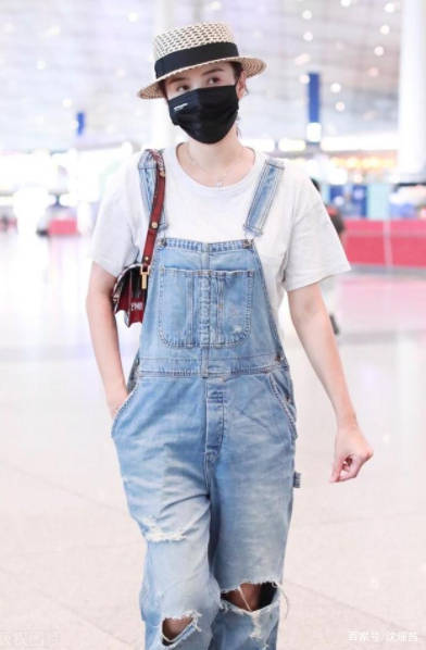 姐妹|宋佳穿搭太会“装嫩”了,用白T恤搭配破洞牛仔裤,就像17岁少女