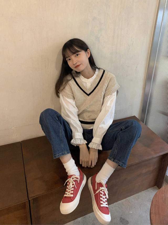 毛衣马甲背心穿搭指南 泡泡袖衬衫 牛仔裤 怎么看都显得很洋气 感觉