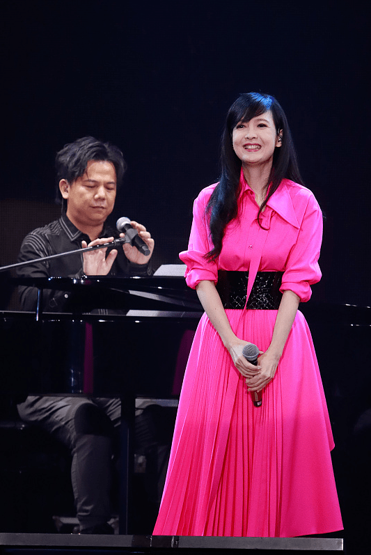 都能|虽然周慧敏老得明显,但依旧有少女心,穿裙子都挑亮色,看着好嫩