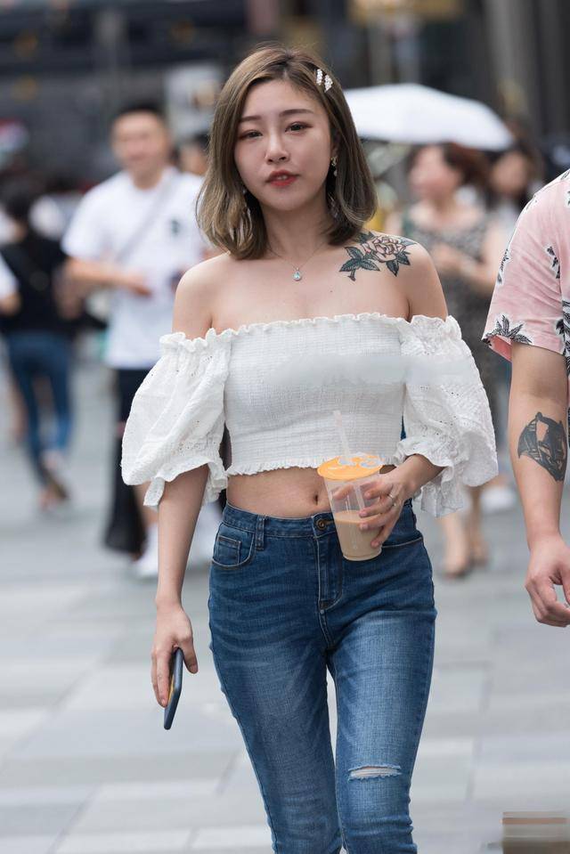 显得|身穿修身打底裤的美女，日常服饰风格显得个性和造型，精致典雅！