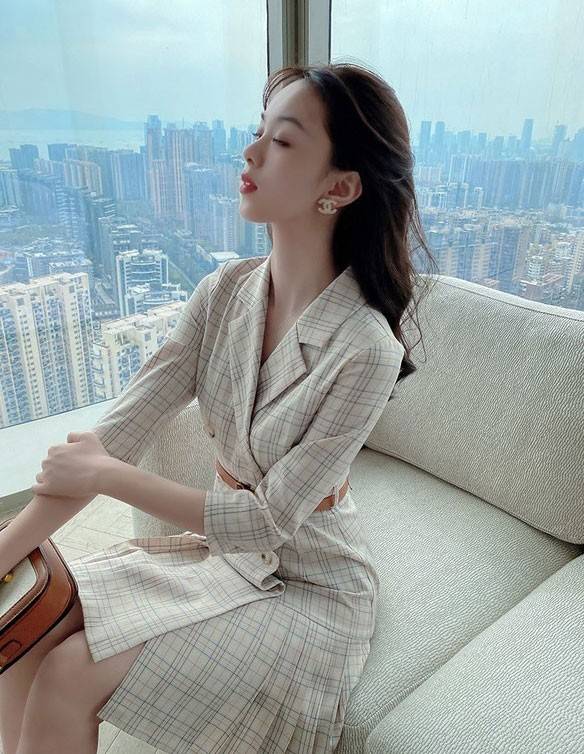 西装|少女的初秋穿搭，格子连衣裙隐藏的魅力，显瘦的同时更具个性化