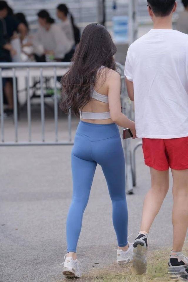 身材|黑色打底裤穿出低调美,让你体现自信的同时也变得很优雅