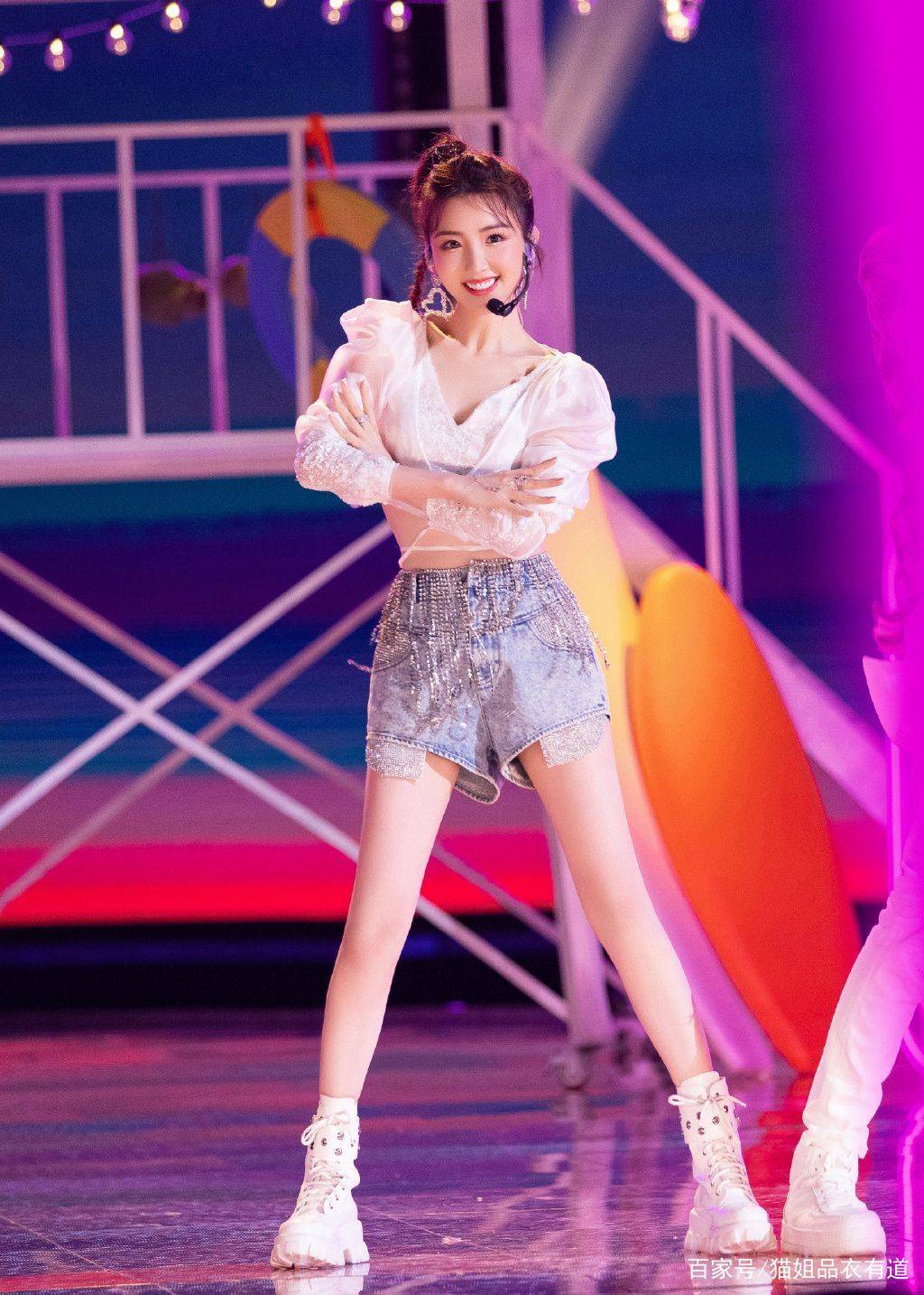 娃娃脸|娃娃脸给了毛晓彤太多自信,33岁打扮还像在校生,烫大妈卷也不老