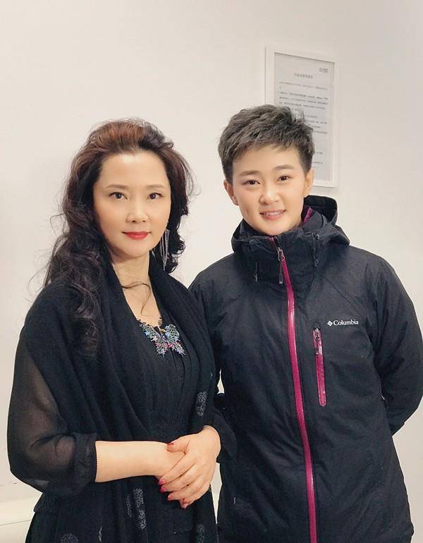 颜色|老戏骨何赛飞罕见晒照！57岁穿富贵装烫大波浪，红指甲太少女心