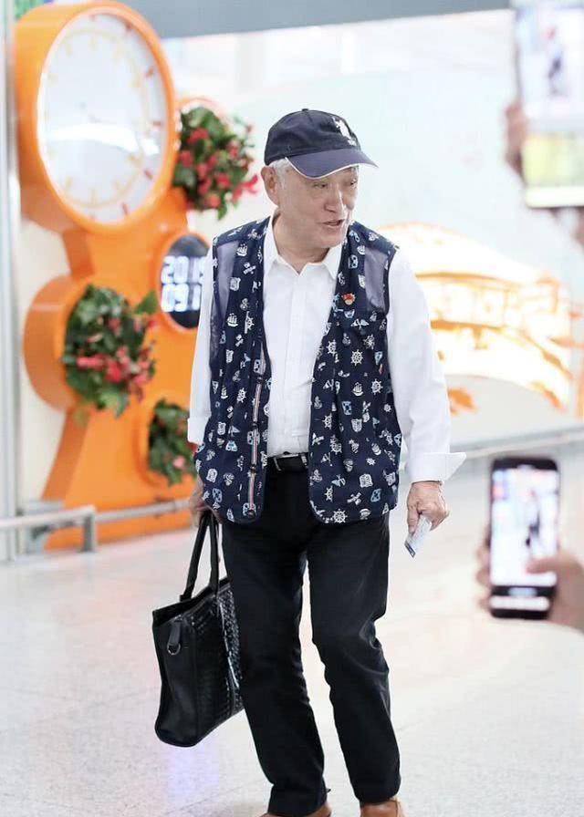 整体|老戏骨牛犇只身现身机场,花俏无袖夹克,精神气十足