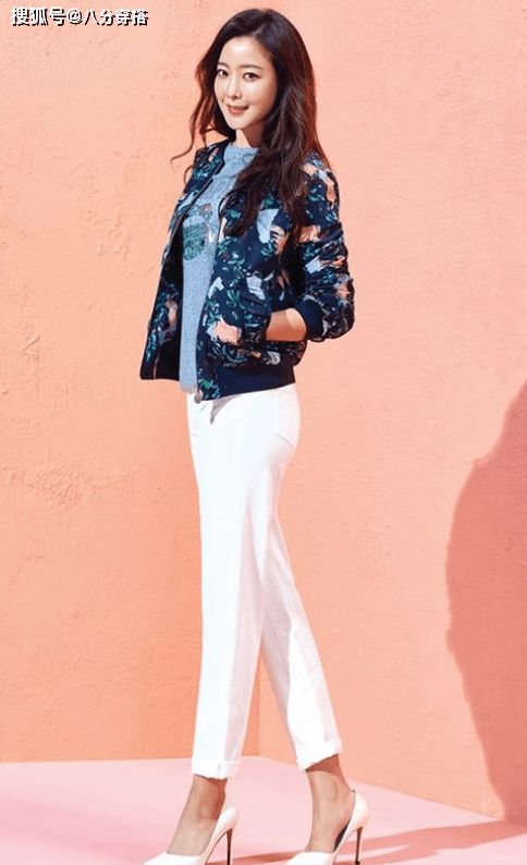 高跟鞋|金喜善的好气质真是无敌了，穿印花连衣裙端庄稳重，成熟优雅