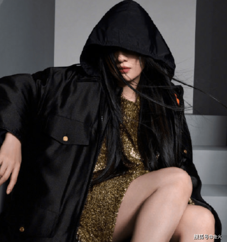 时尚|刘亦菲与闺蜜酒店被拍！披毛毯出行打扮低调，独自拦车身边无助理