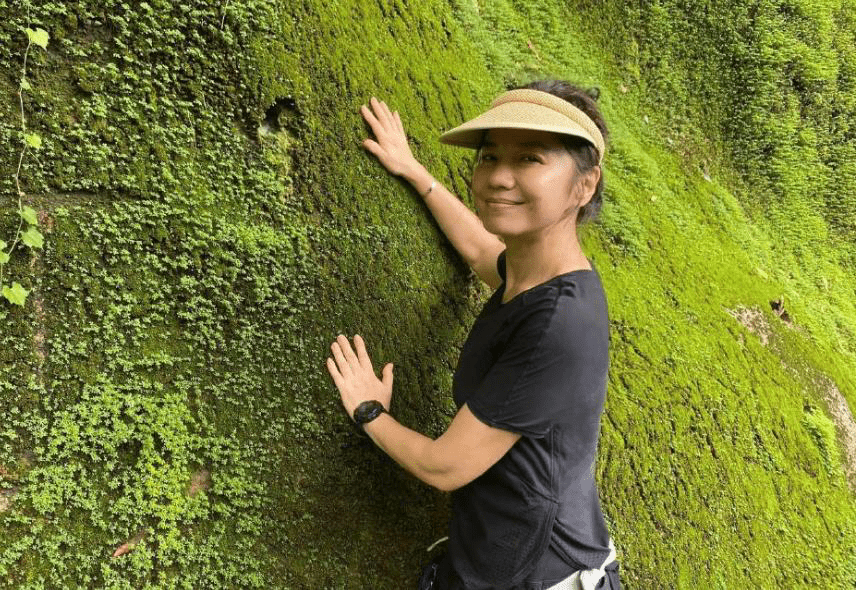 感觉|钟楚红罕见晒照，素颜干黄有白发，真实老去是不漂亮但气质优雅！