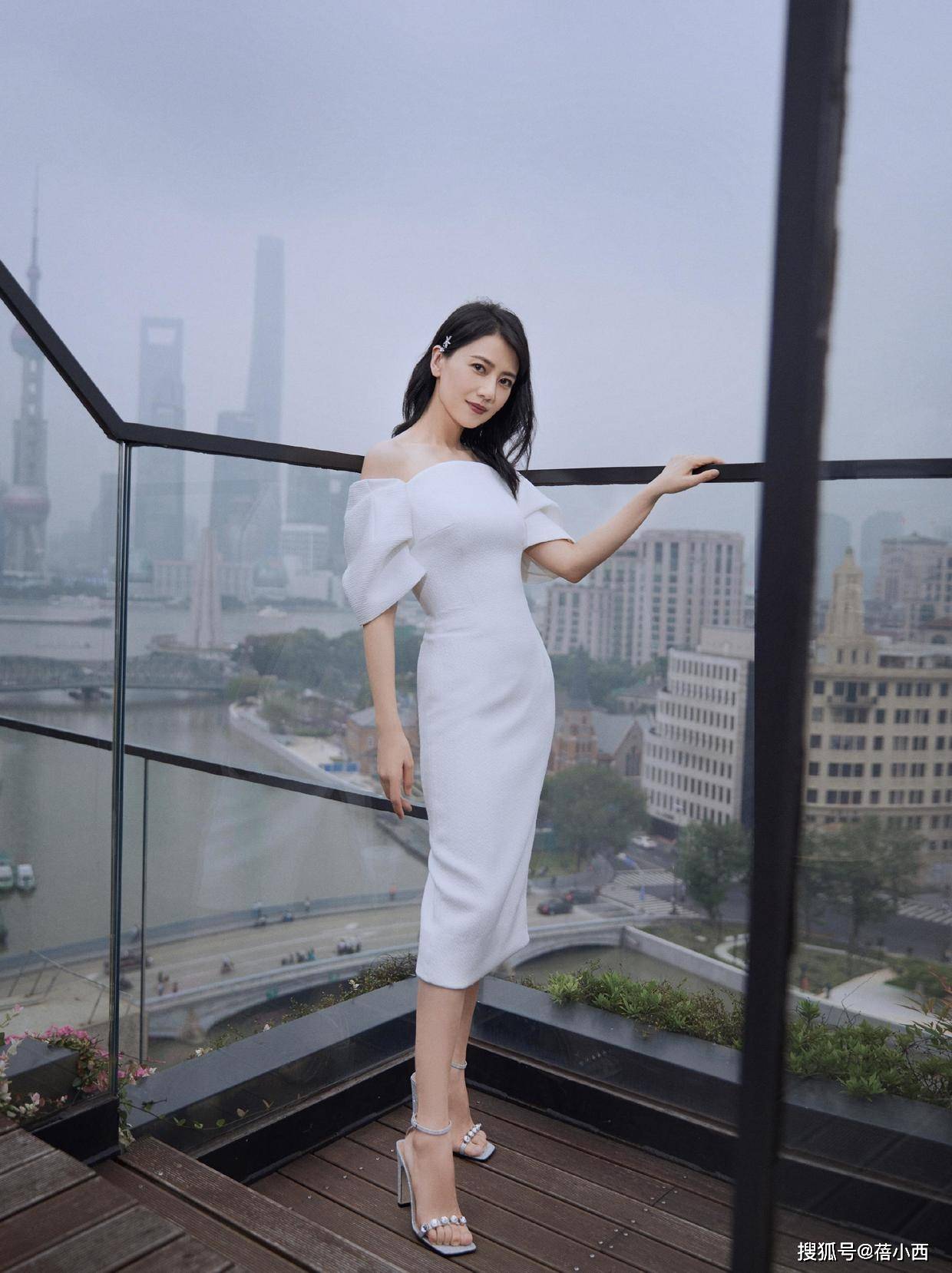 魅力|高圆圆终于换风格，穿荧光绿背心裙再套半身裙，连气质都变洋气了