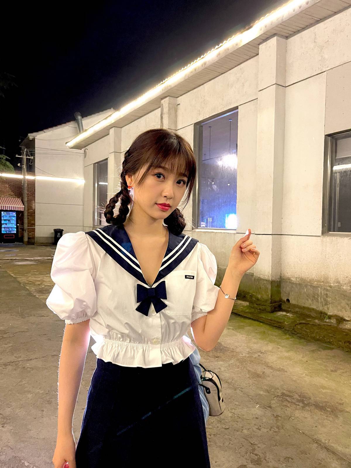 校服|虞书欣与小姐妹的“日出大片”曝光，穿校服十分减龄，梦回18岁