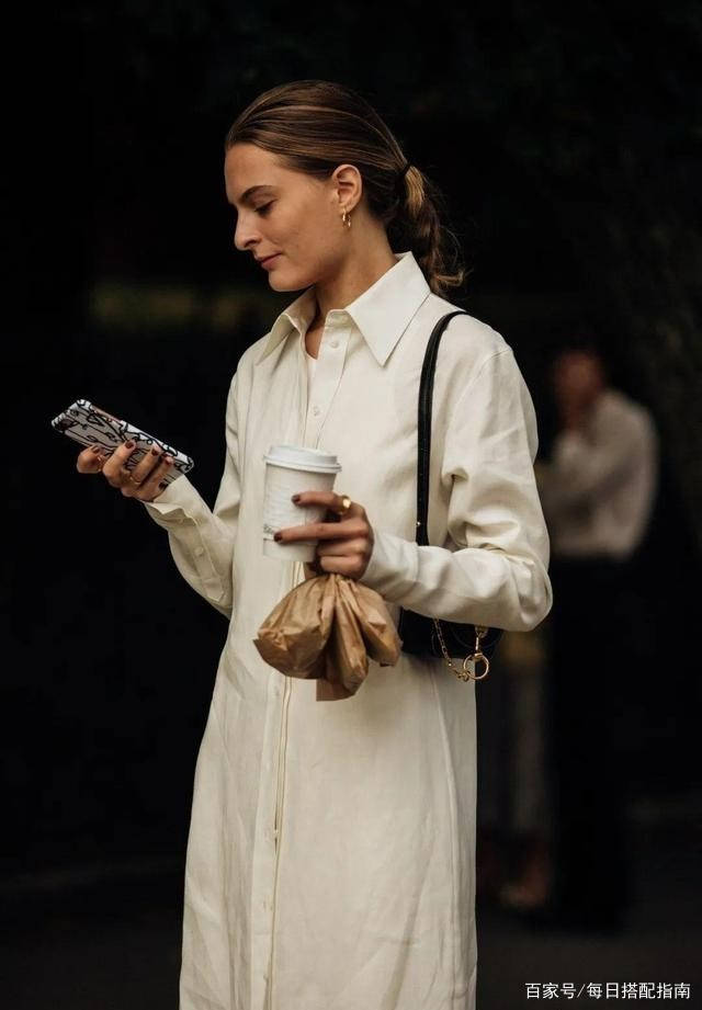 颜色|女人过了50岁,出门少穿这2种“装嫩色”,多穿另外3种更显气质