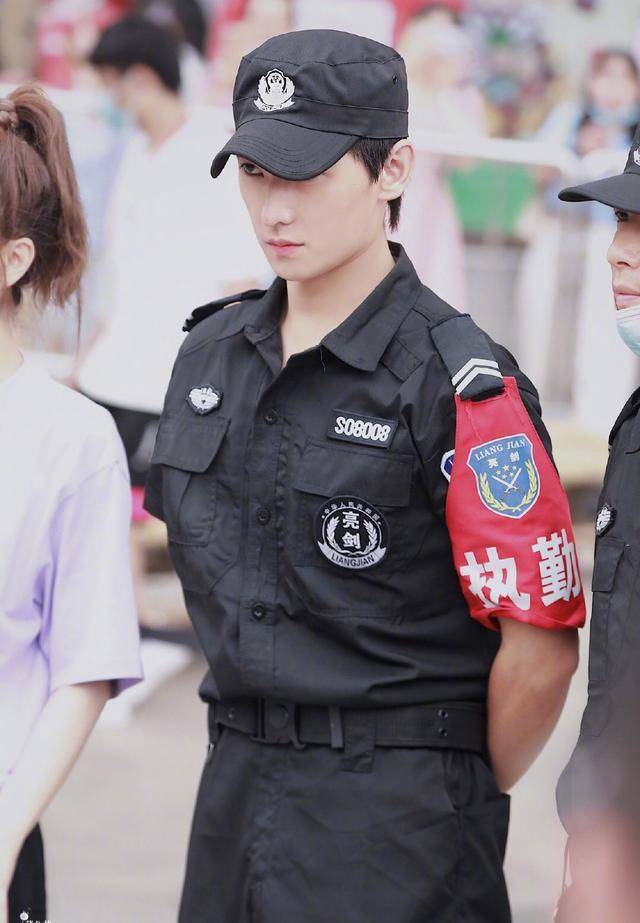 显得|杨洋这是什么操作？保安服也能穿成时尚，粉丝：时尚关键看脸