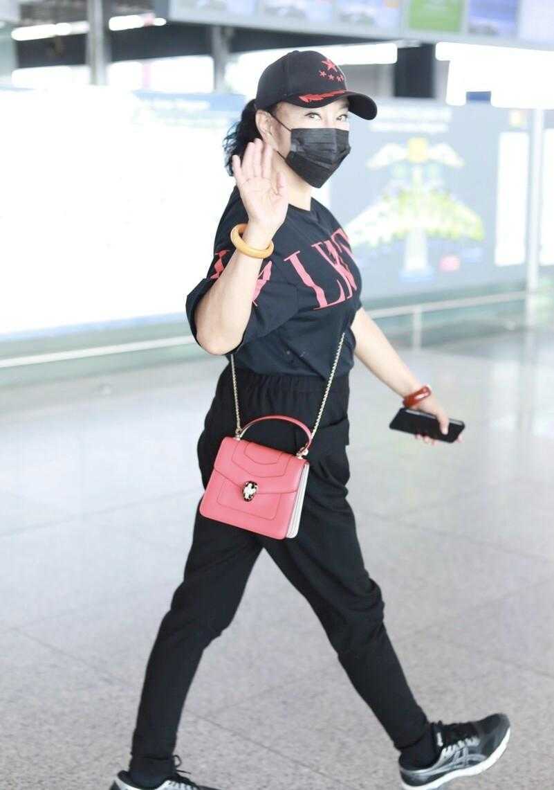 粉色|刘晓庆真不像69岁奶奶，穿T恤配小脚裤，粉色包包少女气息浓郁