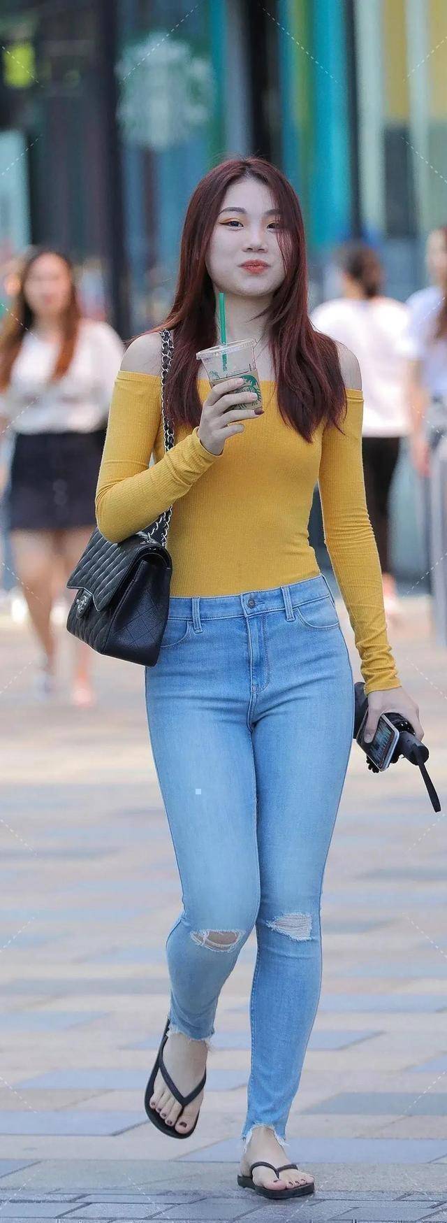 aicyxx|蓝色打底裤配也挑人，穿着的人很多，不会搭配的人也很多