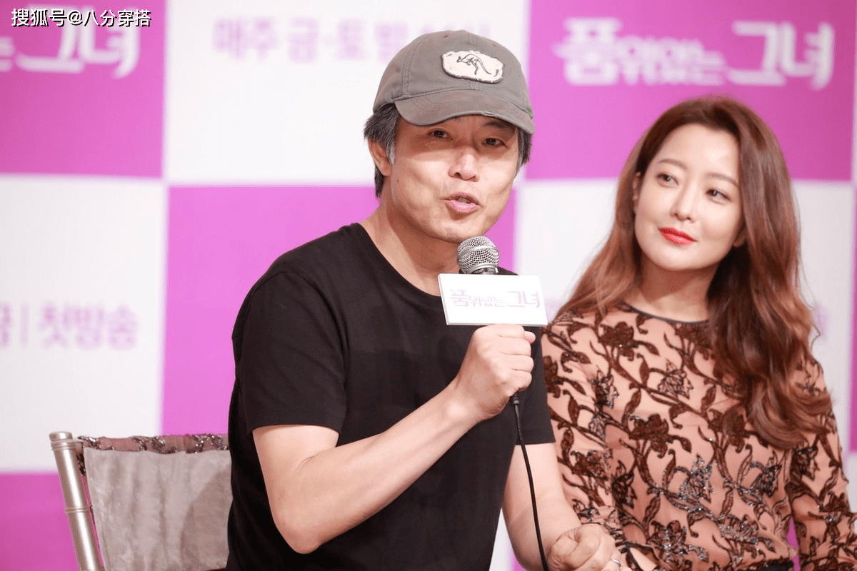 高跟鞋|金喜善的好气质真是无敌了,穿印花连衣裙端庄稳重,成熟优雅