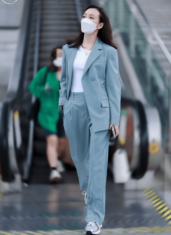 高跟鞋|立秋后无论穿裤子还是裙子，都别搭高跟鞋了，瞧瞧下面明星这样穿