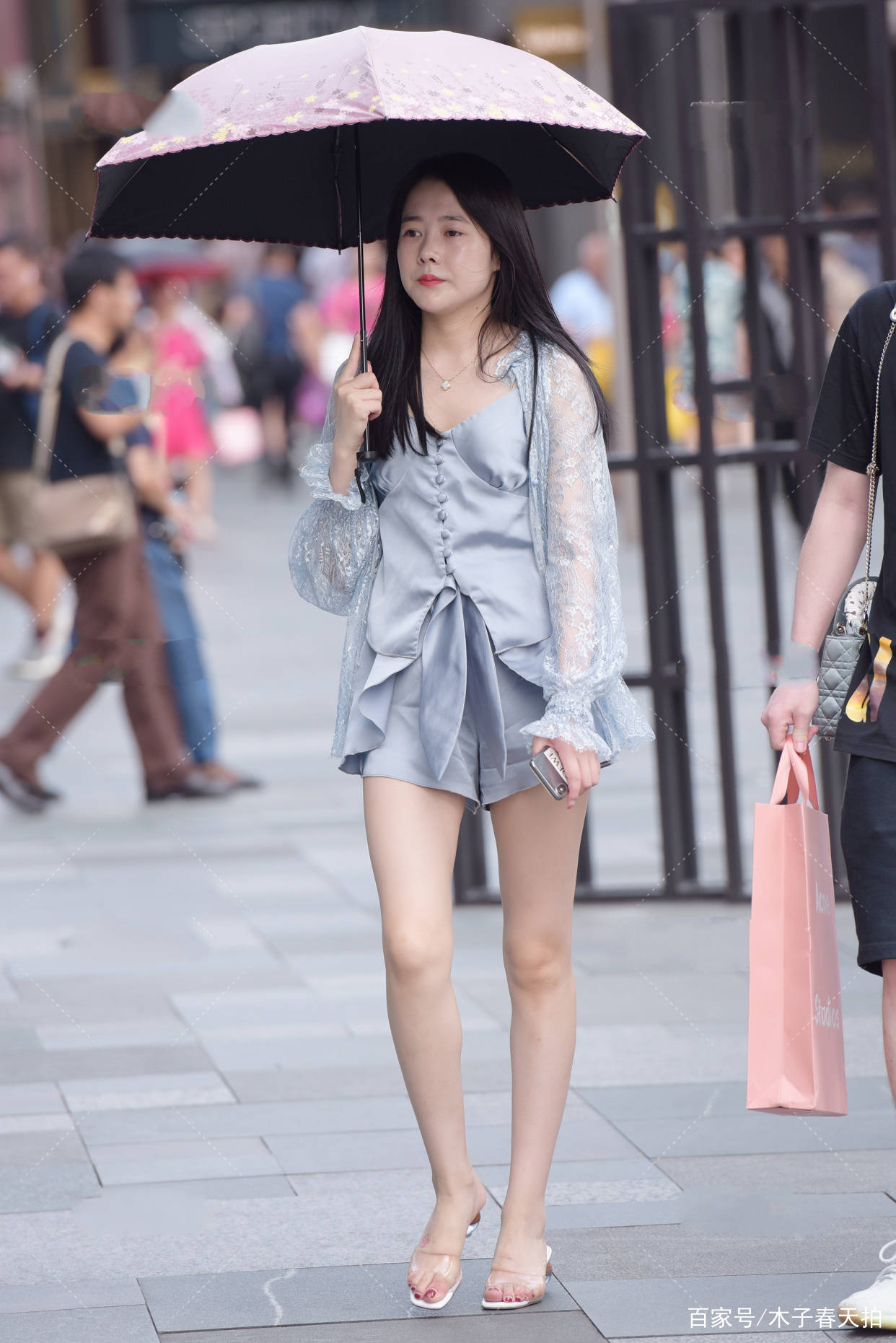 爱美|手拿太阳伞身穿会色连衣裙，轻松展现最高级的气质