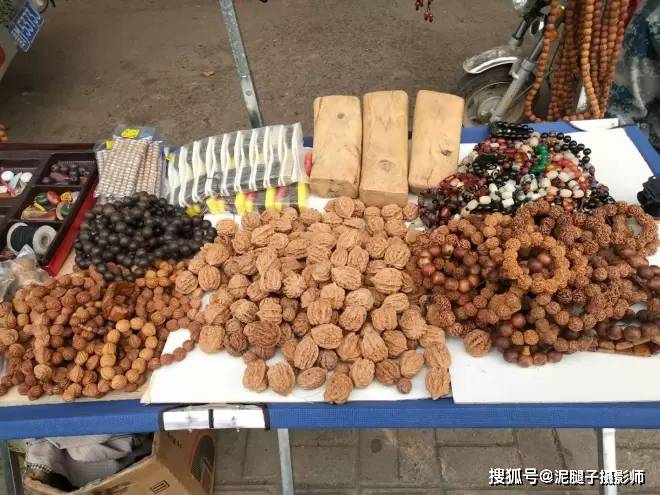 原创农村大叔卖石头1天挣2000元,称:熔岩洞里的奇石