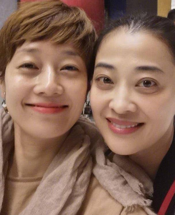 马伊琍|马伊琍梅婷乌镇同游，穿休闲服晒自拍，老戏骨少女颜