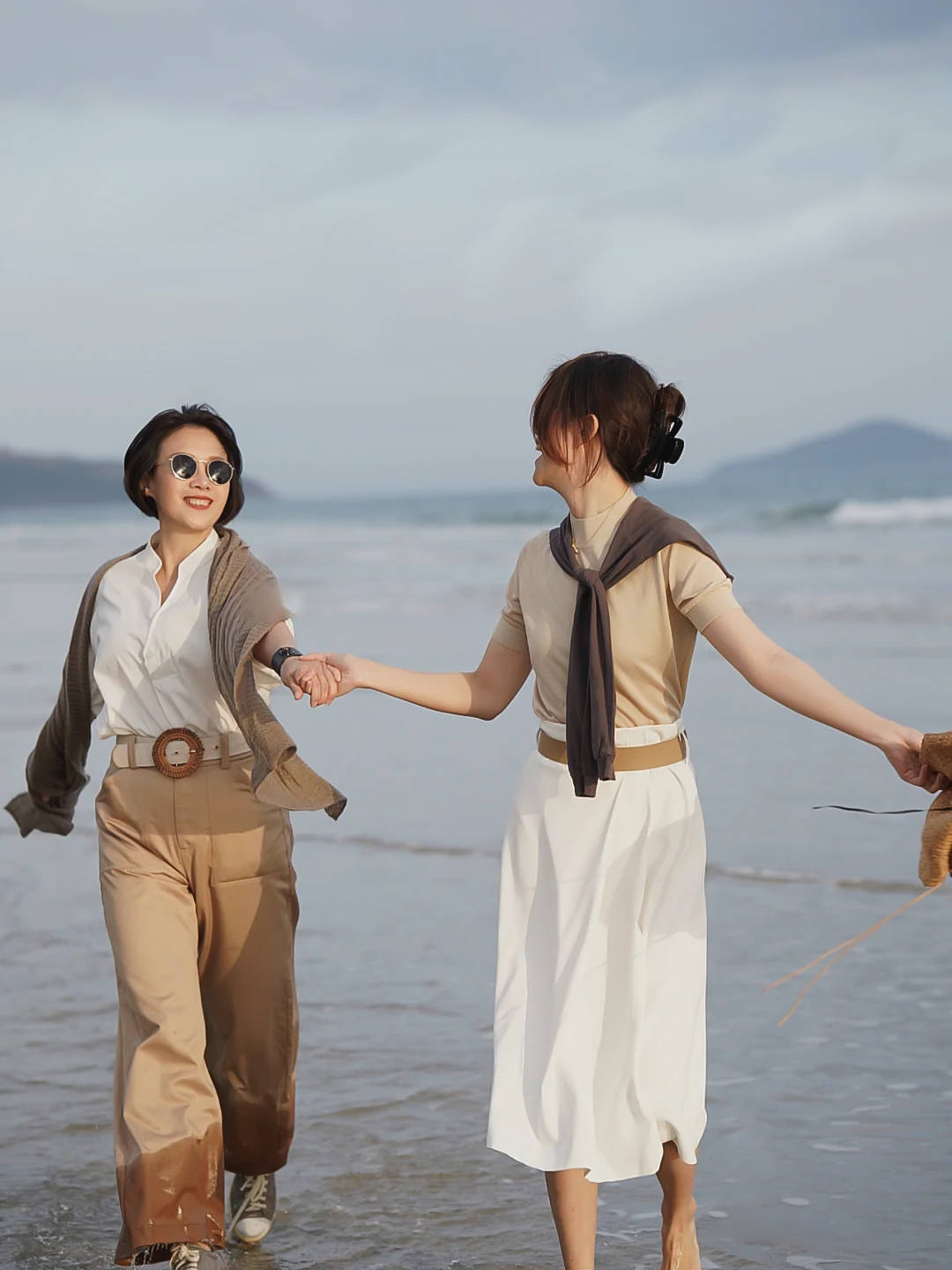 平底鞋|五六十岁的女人，入秋少穿黑裤子，瞧棉麻裤配平底鞋，洋气更减龄
