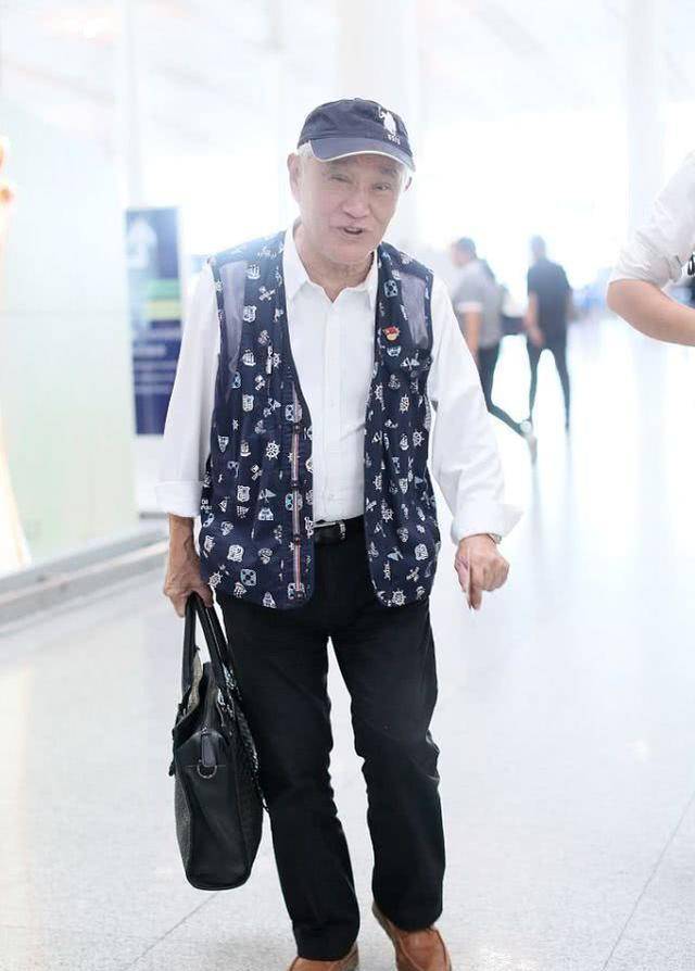 整体|老戏骨牛犇只身现身机场,花俏无袖夹克,精神气十足