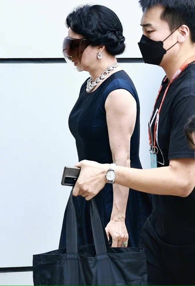 链条|金星罕见出街凹夸张造型!穿紧身裙戴链条项链,毫无女人味更显壮