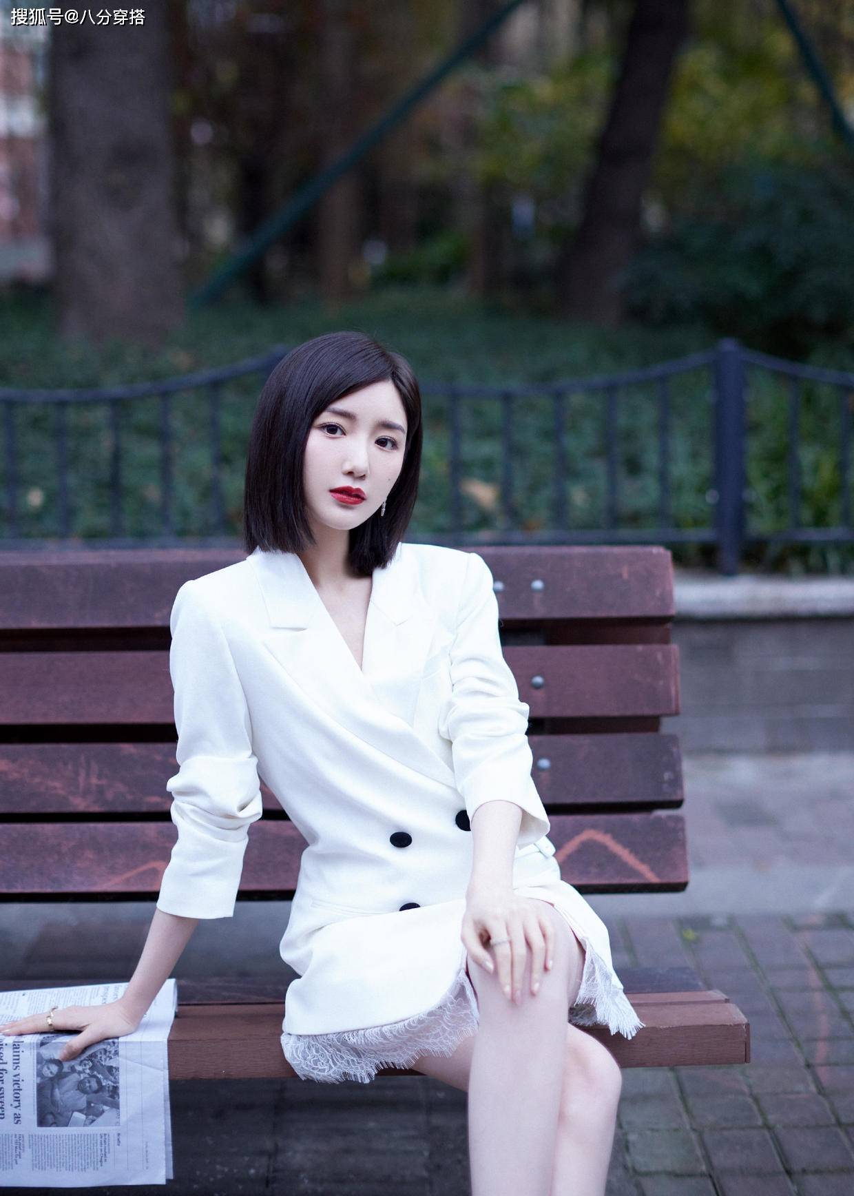身材|毛晓彤又“秀身材”，白色露脐装配拼色针织衫时髦个性，高级洋气