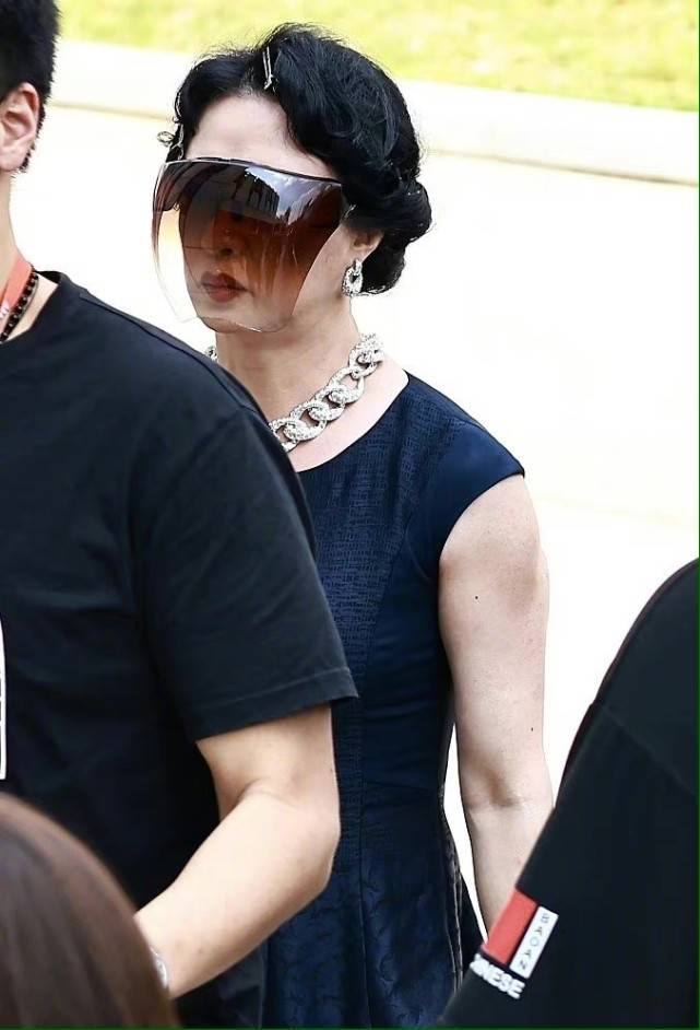 链条|金星罕见出街凹夸张造型!穿紧身裙戴链条项链,毫无女人味更显壮