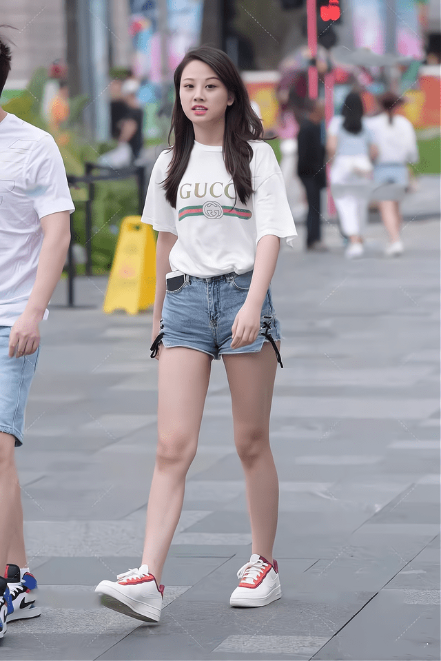 女孩子|T恤配短裤没有过时，选对衣服款式一样会非常的时髦有型
