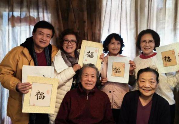 显得|老戏骨宋春丽新潮时髦，黑西装配红唇惊艳大气，浑身老艺术家气质