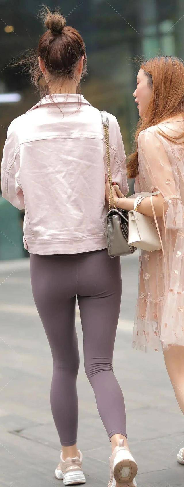 珠宝|舒服贴心的打底裤穿搭一点也不张扬，舒适又显气质，时尚大方