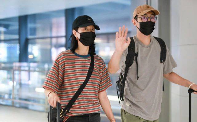 沈佳妮|朱亚文霸气搂妻机场腻歪,沈佳妮眼窝凹陷,穿骑行裤暴露身材短板