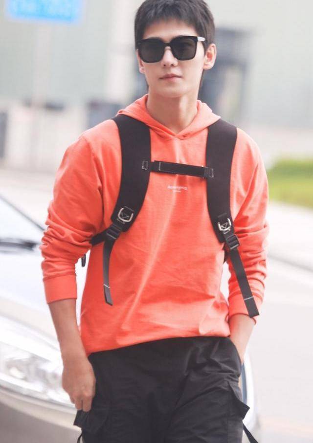 显得|杨洋这是什么操作？保安服也能穿成时尚，粉丝：时尚关键看脸