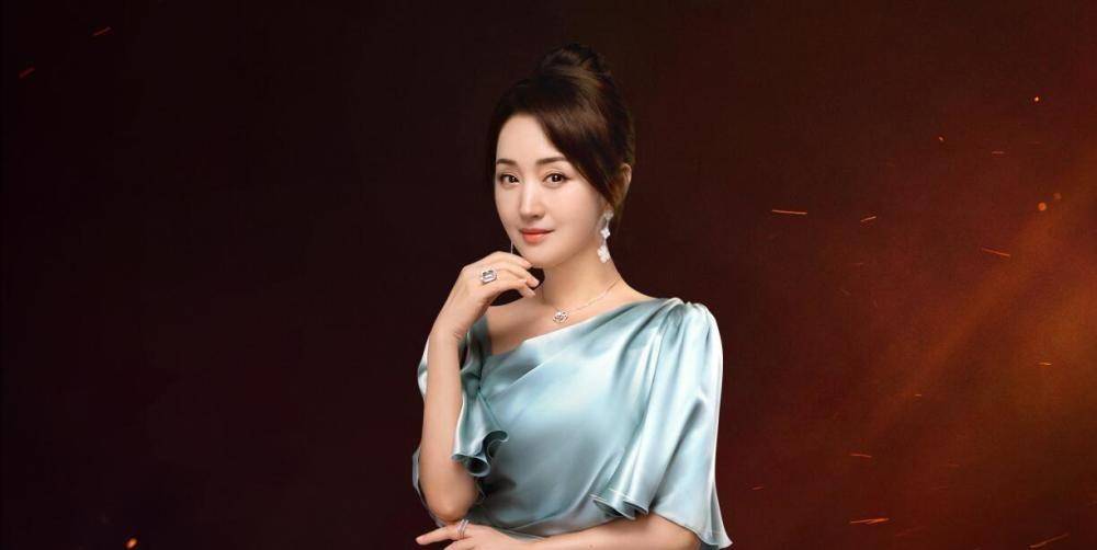 真丝|张含韵甜美:杨钰莹穿真丝裙带36万耳环,披荆斩棘哥哥被姐姐抢镜