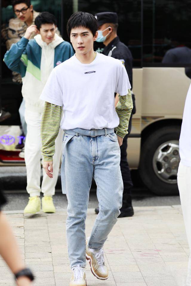 显得|杨洋这是什么操作？保安服也能穿成时尚，粉丝：时尚关键看脸