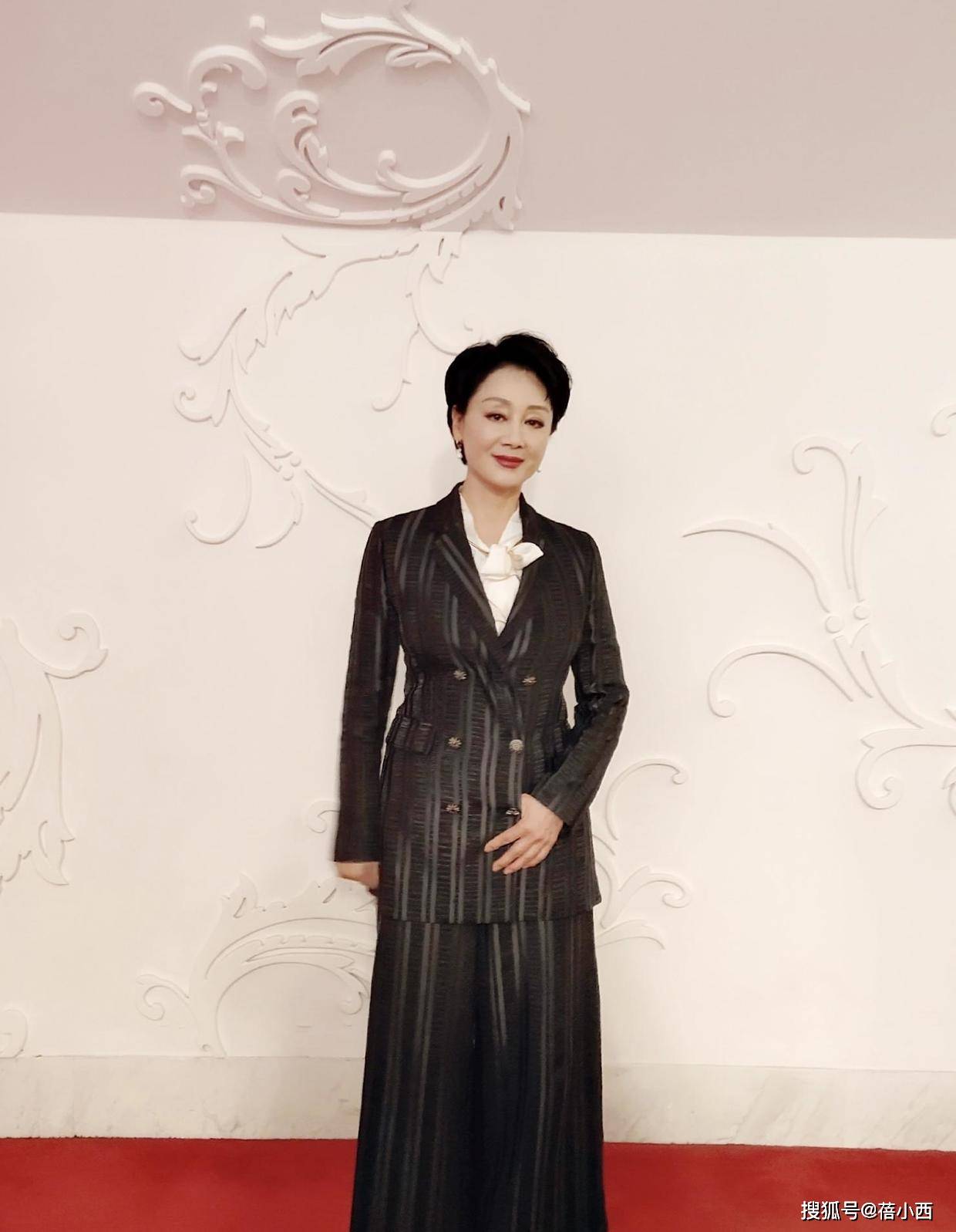 纱裙|王姬剪了沙宣头减龄10岁不止，穿黄色纱裙亮相，像换了个人似的