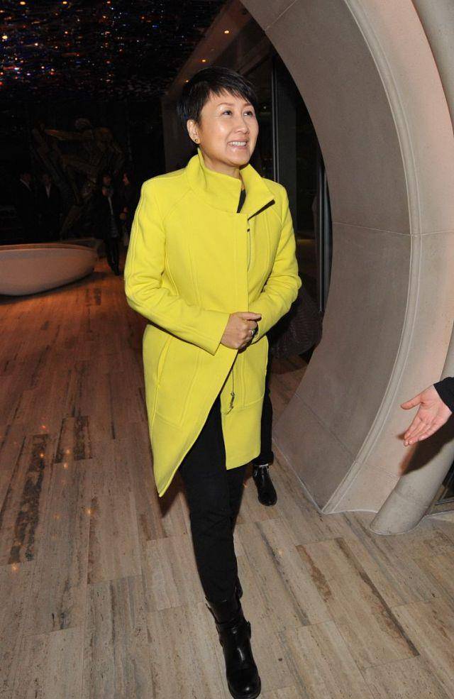 一身|老戏骨“张凯丽”真会穿，一身水墨图案礼服出镜，传统风格好时髦