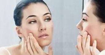 肝脏|经常熬夜的人，身体出现3个“异常”，可能是肝脏向你发“信号”