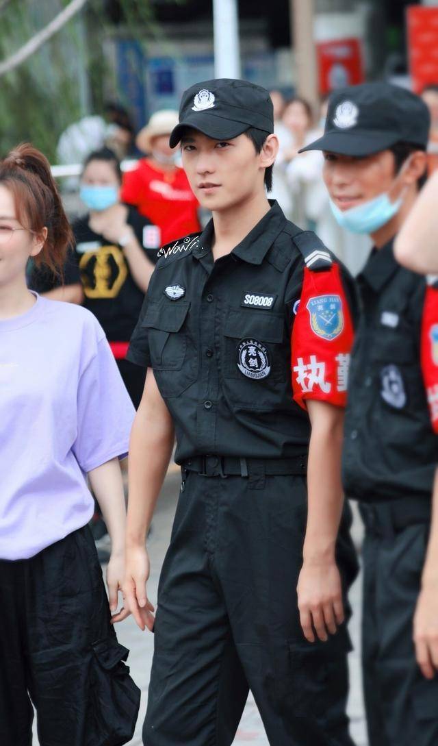 显得|杨洋这是什么操作？保安服也能穿成时尚，粉丝：时尚关键看脸