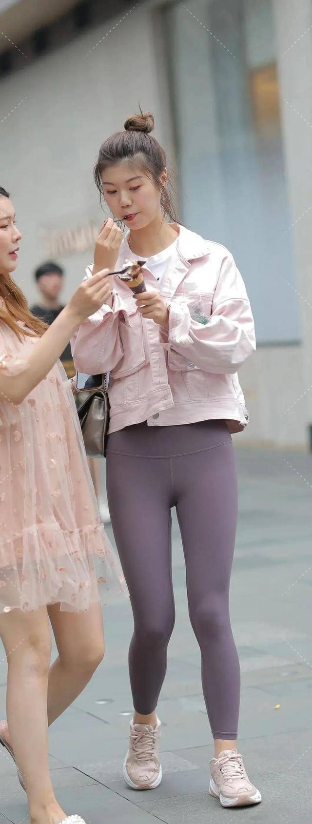 珠宝|舒服贴心的打底裤穿搭一点也不张扬，舒适又显气质，时尚大方